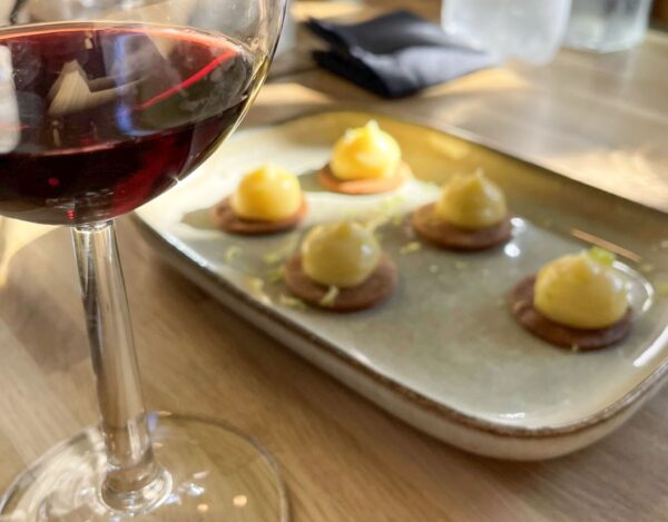 Desserts citronnés avec un verre de vin rouge